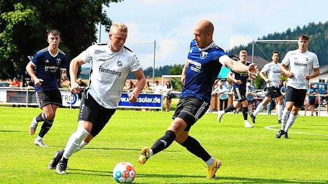Energisch zieht der Aasener Stefan Grieshaber (links) am Möhringer Luca Blum vorbei.