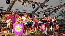 Die Froschenkapelle heizte der Menge am Oktoberfest ein.