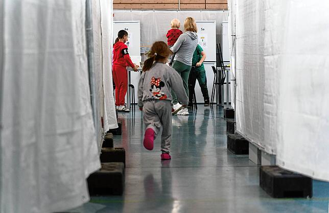 In der Sporthalle am Berufsschulzentrum in Stockach wurde im September 2022 eine Notunterkunft eröffnet.