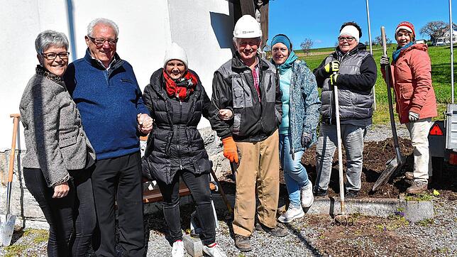 Die Friedenslichtkapelle soll mit Leben erfüllt werden: Vor Ostern pflanzt das Kapellenteam des Kultur- und Theatervereins Zeitschleuse ...