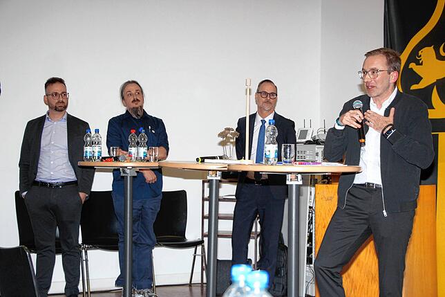 Tobias Meigel von der Reschl Stadtentwicklung GmbH & Co. KG aus Stuttgart (rechts) führte durch den Abend. Informationen erteilten (von ...