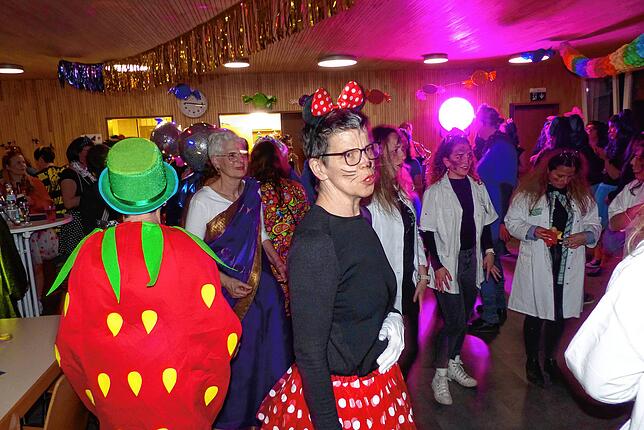 Bild 10: Wiiberfasnet 2025: Die besten Bilder der Hü-Ri-Frauen in Hürrlingen – Ein aufregendes Spektakel!