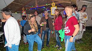 Stimmung und gute Laune herrschen an der Havanna-Bar beim Musikfäscht im Meßkircher Ortsteil Rohrdorf, die von Jung und Alt bis spät in ...