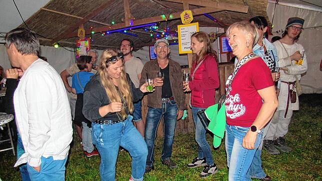Stimmung und gute Laune herrschen an der Havanna-Bar beim Musikfäscht im Meßkircher Ortsteil Rohrdorf, die von Jung und Alt bis spät in ...