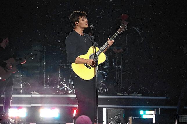Bild 20: Wincent Weiss singt vor 4500 Besuchern im Regen