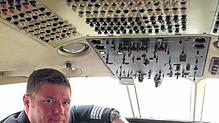 Flugkapitän Michael Eierstock in seiner Falcon 2000.