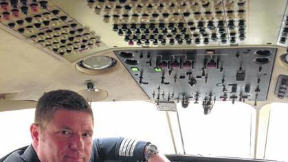 Flugkapitän Michael Eierstock in seiner Falcon 2000.