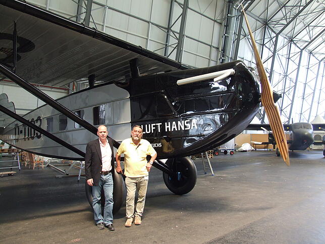 Enkel Cornelius Dornier (links) und der ungarische Techniker Karl Birczak vor dem Nachbau der Dornier „Merkur“, der heute im ...