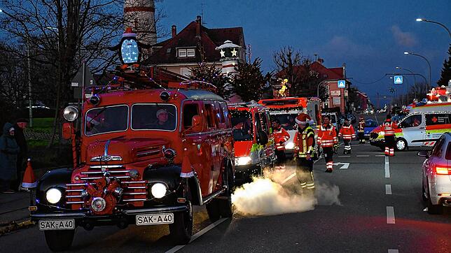 Der Blaulichtkorso der Rettungsorganisationen hat am Sonntag in Rheinfelden die Zuschauerinnen und Zuschauer begeistert. Bild: Heinz Vollmar