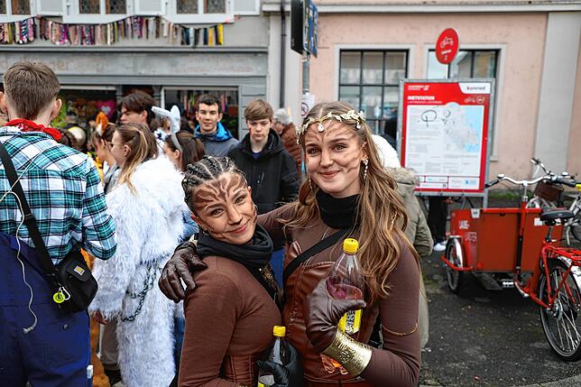 Ida Güntner (links) und Finja Asal (rechts) gehen beide zum Stephansplatz, um dort Menschen in ihrem eigenen Alter zu treffen.