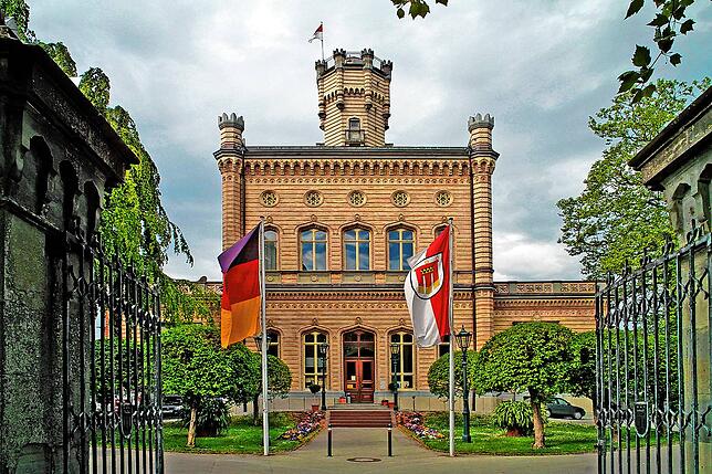 Das 1866 im maurischen Stil erbaute Schloss Montfort liegt direkt am Bodenseeufer in Langenargen.