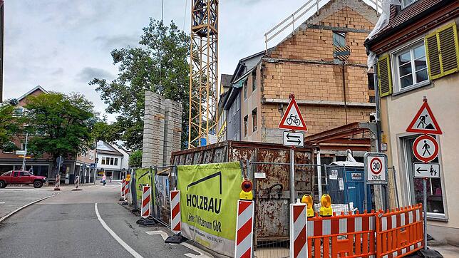 Eigentlich hätte die halbseitige Sperrung am Stadtgraben Ende September wieder aufgehoben werden sollen. Doch nun musste sie bis Mitte ...