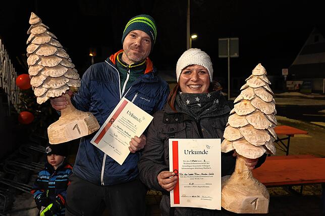 Sebastian Breithaupt und Monika Golob sind die diesjährigen Einzelsieger beim Weihnachtsbaumwurf-Wettbewerb der Feuerwehr Marbach.