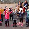 Die Kinder des Kindergarten Wunderfitz führen einen Tanz zur Eröffnung der neuen Außenstelle, die übergangsweise im ehemaligen ...
