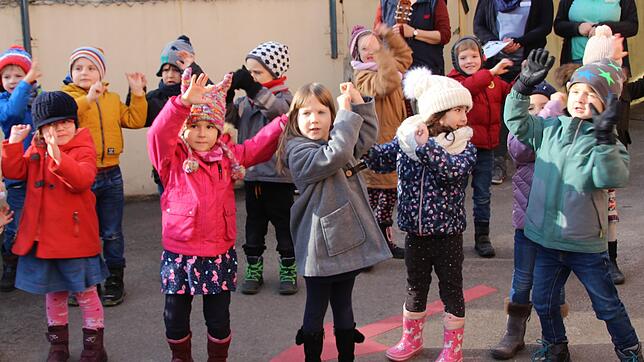 Die Kinder des Kindergarten Wunderfitz führen einen Tanz zur Eröffnung der neuen Außenstelle, die übergangsweise im ehemaligen ...