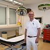 Nicht der Operationssaal, aber ein Zimmer für ambulante Sprechstunden: Sven Eisold an seinem neuen Arbeitsplatz. Seit Anfang des Monats ...