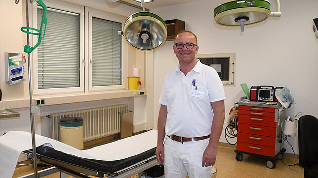 Nicht der Operationssaal, aber ein Zimmer für ambulante Sprechstunden: Sven Eisold an seinem neuen Arbeitsplatz. Seit Anfang des Monats ...