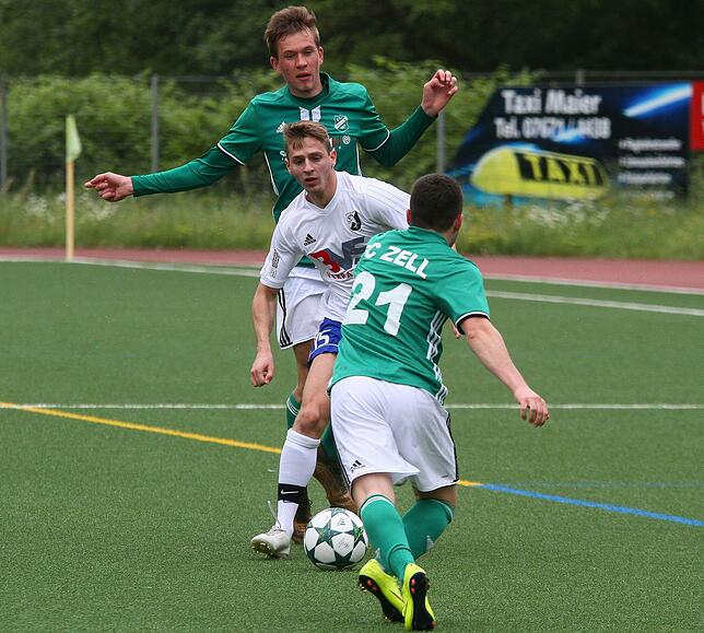 Nicht zu stoppen: 14 Tore hat Shaban Limani (Mitte) bereits für den FC Erzingen erzielt. Einen Zuwachs auf dem Torekonto des 24-Jährigen ...