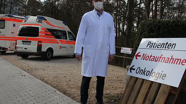 Während der Corona-Krisenhochzeit wurde der Eintritt ins Krankenhaus Sigmaringen streng kontrolliert, wie Professor Dr. Werner Klingler, ...