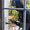 Ein Mann versucht mit einem Brecheisen, in ein Haus zu gelangen (Symbolbild) Im Raum Stockach und in Radolfzell ist es zuletzt immer ...