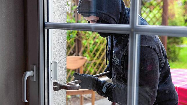 Ein Mann versucht mit einem Brecheisen, in ein Haus zu gelangen (Symbolbild) Im Raum Stockach und in Radolfzell ist es zuletzt immer ...