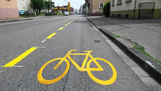 Piktogrammkette oder ein Schutzstreifen &ndash; was ist sicherer für Radler? Das will die Stadt Singen in der Hohenkrähenstraße ...