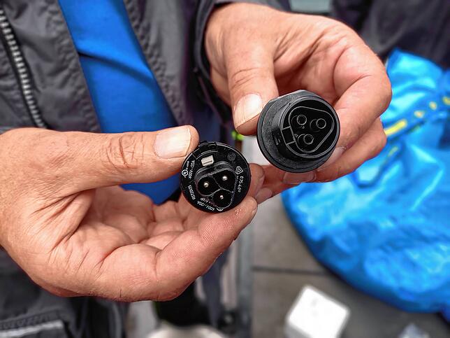 Derzeit sind dafür noch spezielle Stecker und Steckdosen notwendig, die völlig ummantelt sind. Somit ist ein elektrischer Schlag ...