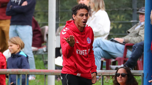 Trainer Adel Grimm und der SC Konstanz-Wollmatingen beenden die Niederlagenserie und holen drei Punkte beim 2:1 gegen SV Linx.