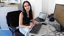 Praktikantin Hannah Deckwerth an ihrem Arbeitsplatz in der Redaktion des SÜDKURIER in Singen