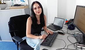 Praktikantin Hannah Deckwerth an ihrem Arbeitsplatz in der Redaktion des SÜDKURIER in Singen