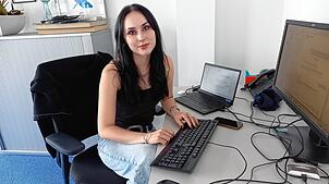 Praktikantin Hannah Deckwerth an ihrem Arbeitsplatz in der Redaktion des SÜDKURIER in Singen
