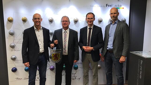 Die Bräunlinger Wirtschaftsrunde war zu Gast bei der Firma Frei-Lacke: von links Geschäftsführer Hans-Peter Frei, Hauptamtsleiter Jürgen ...