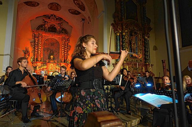Solistin Milena Wilke überzeugt mit innigem und leidenschaftlichem Spiel bei den Höri Musiktagen. In diesem Jahr gibt es Konzerte als Video.