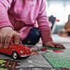 Ein Kind spielt daheim mit einem Auto. Dabei wird es vorerst bleiben &ndash; nach dem Mutationsfund in Freiburg ist die baldige Öffnung ...