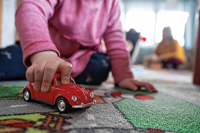 Ein Kind spielt daheim mit einem Auto. Dabei wird es vorerst bleiben – nach dem Mutationsfund in Freiburg ist die baldige Öffnung ...