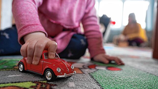 Ein Kind spielt daheim mit einem Auto. Dabei wird es vorerst bleiben &ndash; nach dem Mutationsfund in Freiburg ist die baldige Öffnung ...
