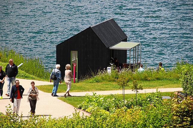 Schöner Blick von Borowskis Balkon auf das Tiny-House auf dem Landesgartenschaugelände. Sie sagt, sie finde es schön. „Das kann ...