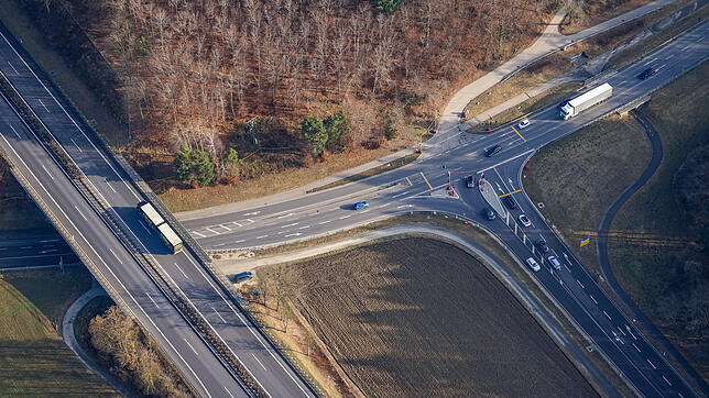 Die Autobahn 98 bei Stockach-West und die B313. An der Kreuzung ist am Sonntag ein Unfall geschehen. Hier handelt es sich um ein Archivbild.