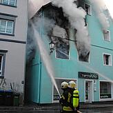 Die Feuerwehr verhindert ein Übergreifen des Brandes auf das Nachbargebäude. Bild: Siegfried Volk