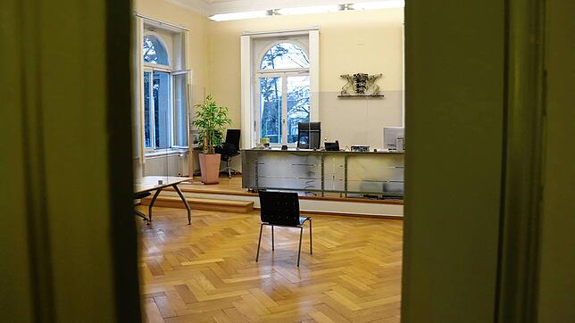 Ein Blick durch den Türspalt in den Saal 108 des Amtsgerichts Überlingen. Hier finden normalerweise die Strafrechtsfälle statt.