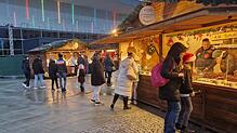 Die Holzhütten am Singener Weihnachtsmarkt sind wieder gut besucht: Nach der Pause am Donnerstag war am Freitag, 22. Dezember, wieder ...