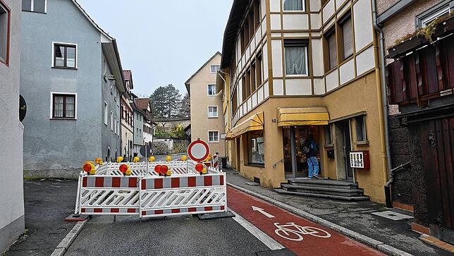 Aufgrund der Schachtaustauschmaßnahme auf Höhe der Hausnummer 40 ist die Aufkircher Straße voll gesperrt.