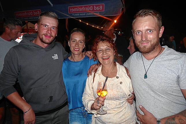 Bild 14: Dieses Straßenfest lockt die Menschen in Scharen an