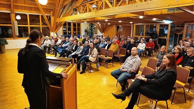 Bürgermeisterin Jacqueline Alberti begrüßte die Bürger zum Neujahrsempfang im Rathaussaal.
