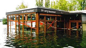 Das alte Turnerheim im Juni 1999 während des Hochwassers. Danach musste es durch das neue Turnerheim ersetzt werden. (Archivbild)