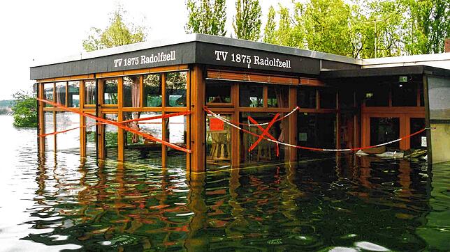 Das alte Turnerheim im Juni 1999 während des Hochwassers. Danach musste es durch das neue Turnerheim ersetzt werden. (Archivbild)
