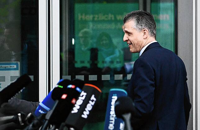 Thorsten Frei umringt von Mikrofonen: Das Medieninteresse ist besonders seit der Bundestagswahl enorm. Frei werden gute Chancen für ...