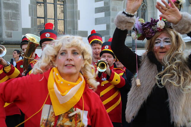 Bild 2: Die Girls von Cheerio Ratoldi geben den Groove auf dem Marktplatz vor