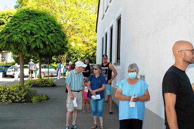 Um 10 Uhr herum vor der Markdorfer Stadthalle: Die Warteschlange der Wähler reicht vom Eingang bis hinüber zum Parkplatz.