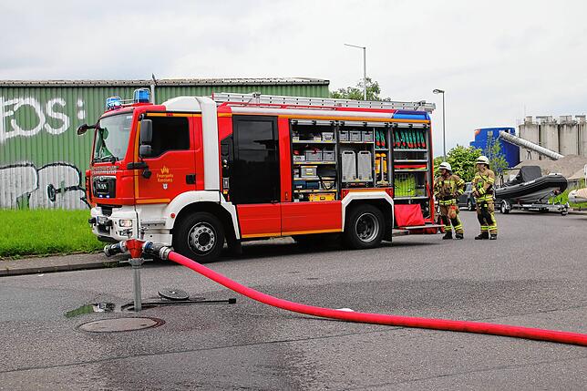 Bild 8: Einsatzkräfte verhindern Schlimmeres – Bilder vom Brand im Industriegebiet